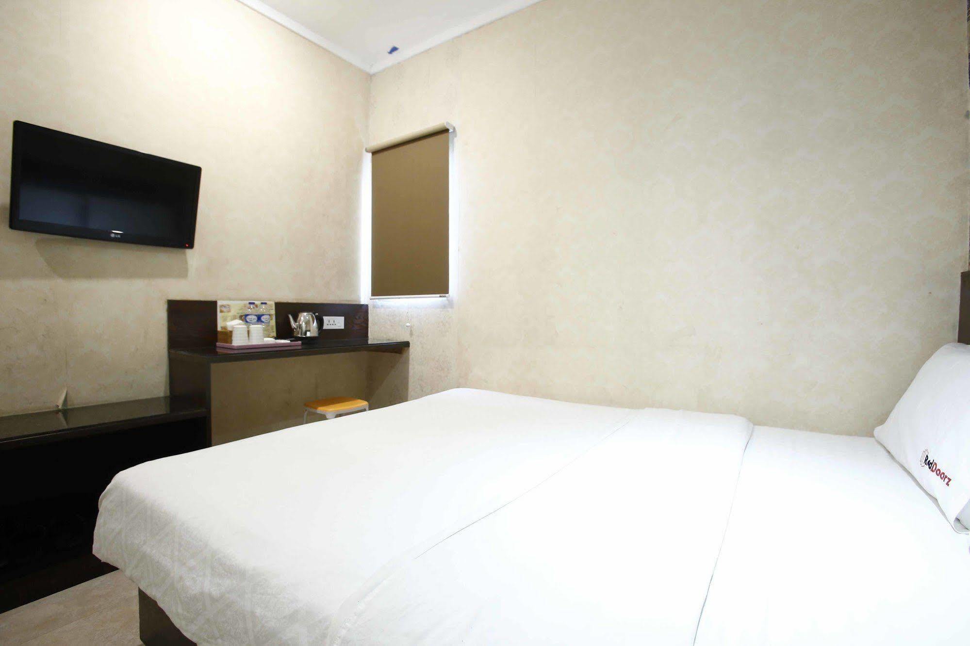 فندق Reddoorz @ Gajah Mada جاكرتا المظهر الخارجي الصورة